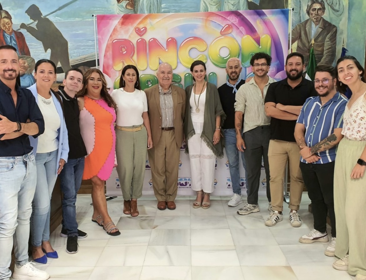 ALBA GARCÍA RAMOS, psicóloga del Programa ATRIO, ALBERTO DELGADO MORALES, psicólogo del Programa ATRIO; alumnos del IES Bezmiliana e IES Puerta de la Axarquía, Bernie Muriana, coordinador de Creando Cosas y Mariquita Fest, Olga Cervantes, concejala de Bienestar Social del Ayuntamiento del Rincón de la Victoria.