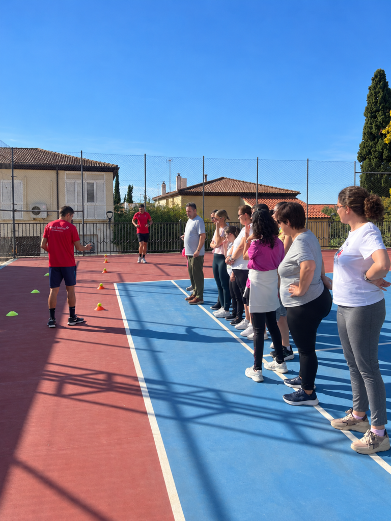 Jugadores escuchando al instructor de tenis (1)