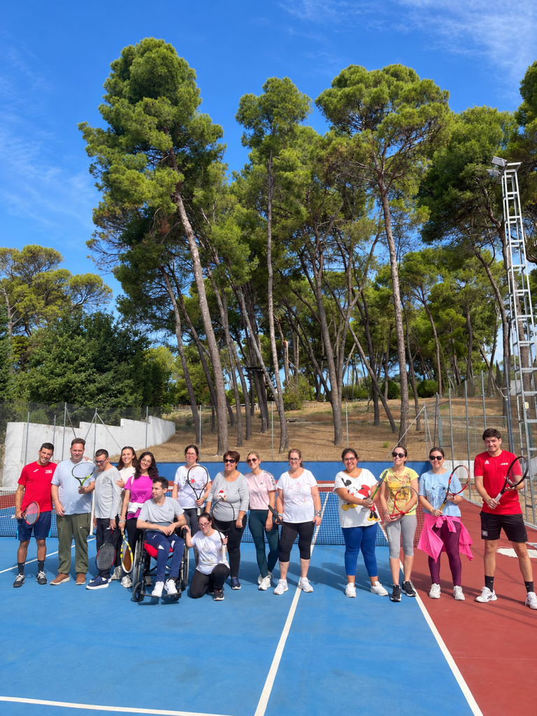 Retrato grupal de tenis bajo los pinos (2)