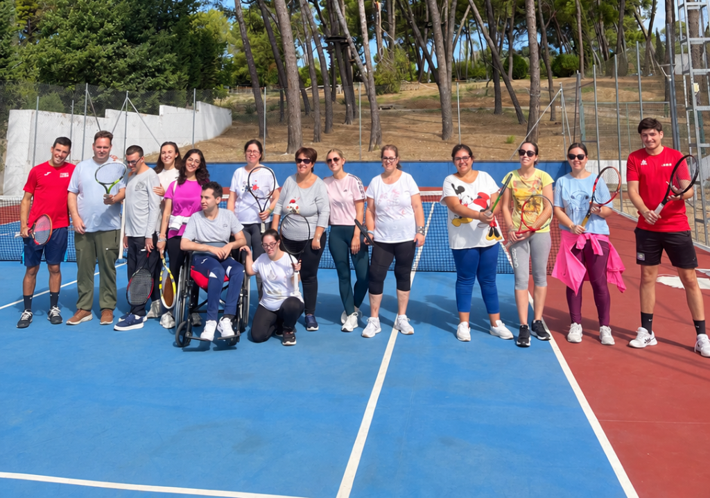 Retrato grupal de tenis bajo los pinos (5)
