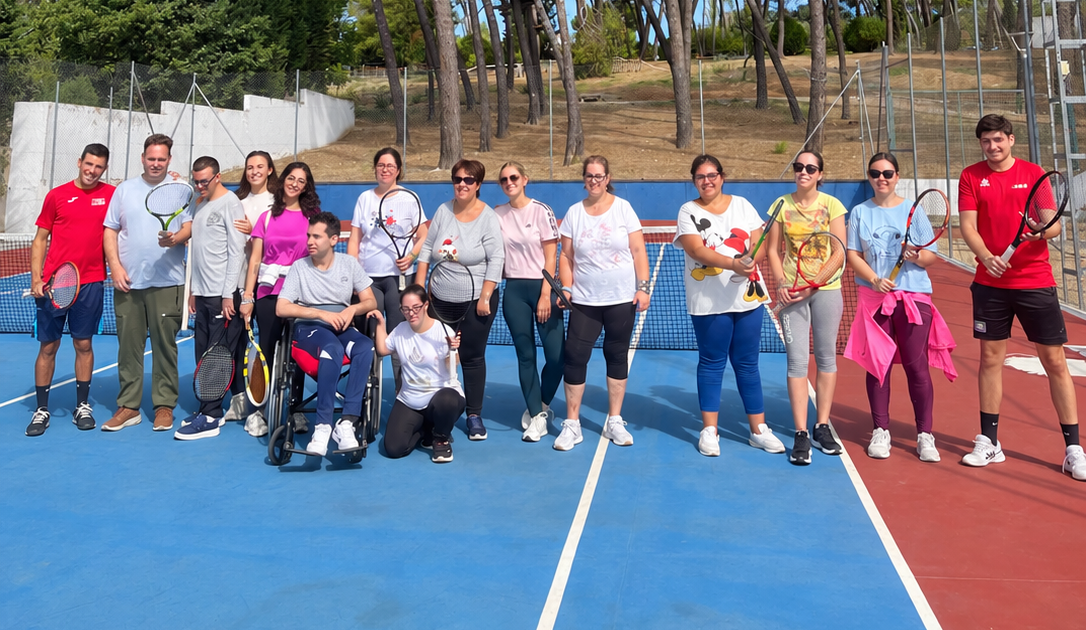 Retrato grupal de tenis bajo los pinos (5)